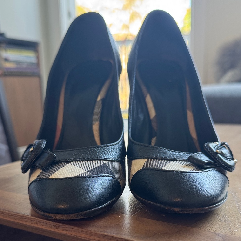 Authentic Burberry Classic Black and Tan Women's High Heel Pumps - Picture 14 of 15
